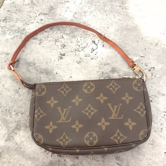 Louis Vuitton Handbags - PRICE⬇️⬇️DROP😍Auth Louis Vuitton Mini Pochette!😍